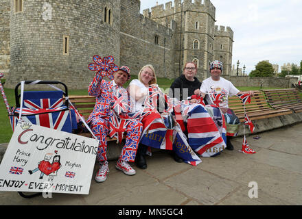 Royal Fans (von links nach rechts) Terry Hutt, Maria Scott, Amy Thompson und John Loughrey sitzen auf Bänken außerhalb von Schloss Windsor in Windsor vor der königlichen Hochzeit dieses Wochenende. Stockfoto