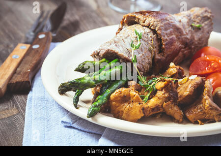 Rindfleisch und Spargel roll Stockfoto