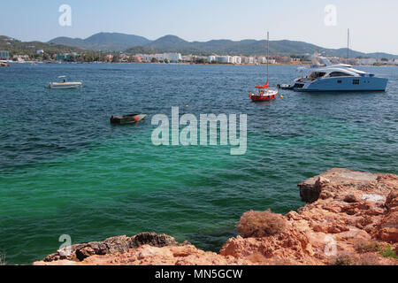 Meer Golf und Parken von Yachten. San Antonio, Ibiza, Spanien Stockfoto