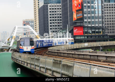 Bangkok, Thailand - 7 Mai, 2018: Sky train Transport in der Stadt von Bangkok und hohe Gebäude im Hintergrund Stockfoto
