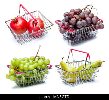 Satz von Früchten in Warenkorb isoliert auf weißem Stockfoto