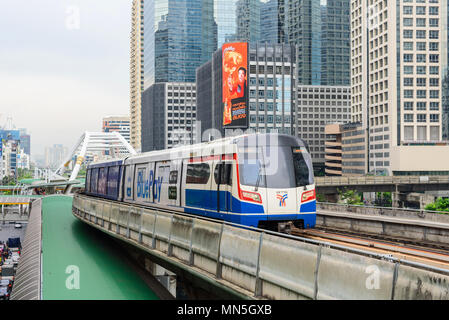 Bangkok, Thailand - 7 Mai, 2018: Sky train Transport in der Stadt von Bangkok und hohe Gebäude im Hintergrund Stockfoto