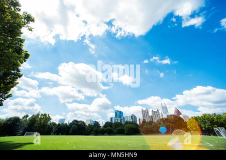 Blick auf die Skyline von Atlanta das grüne Gras Land der Piedmont Park. Stockfoto