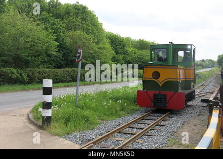 Beaudesert war der Name der Dieselmotor, den Wagen an der Leighton Buzzard Schmalspurbahn am 13. Mai 2018 zog Stockfoto
