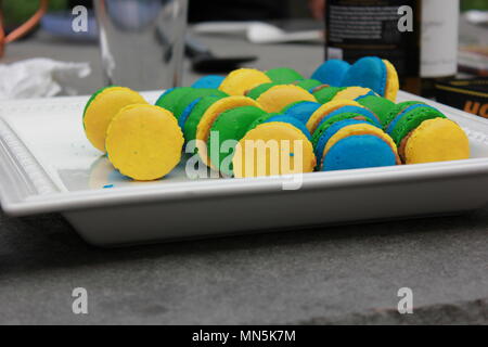 Lecker, bunt, und frische hausgemachte französische Macaron Cookies serviert in einer Schüssel während der Muttertag in Downers Grove, Illinois. Stockfoto