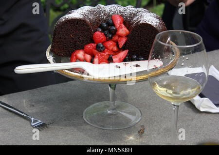 Schokolade bundt Cake mit Erdbeeren als Dessert serviert. Stockfoto