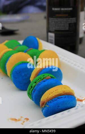 Lecker, bunt, und frische hausgemachte französische Macaron Cookies serviert in einer Schüssel während der Muttertag in Downers Grove, Illinois. Stockfoto