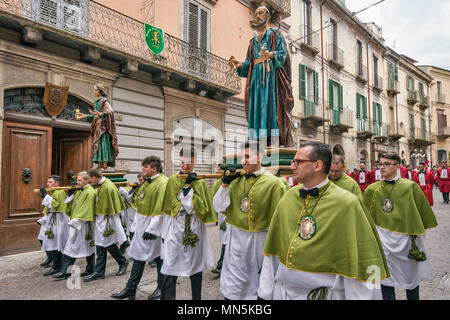 Bruderschaft Mitglieder, die Figuren der heiligen Madonna che Scappa Prozession am Ostersonntag in Sulmona, Abruzzen, Italien Stockfoto