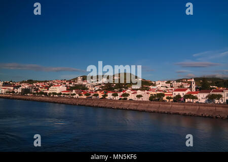 Meerblick nach Horta Marina und Stadt an die Insel Faial, Azoren, Portugal Stockfoto