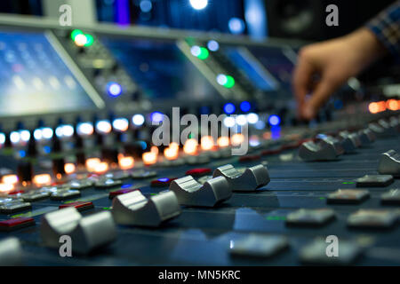 Hand auf einem Mischpult Fader im Fernsehen Galerie Stockfoto