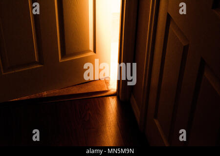 Helles Licht durch eine teilweise offene Tür. Es ist unheimlich. Spooky. Stockfoto