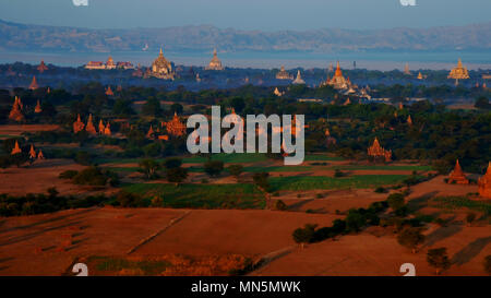 Ballonfahrten in der Dämmerung über Bagan, tausend Stupas Stockfoto