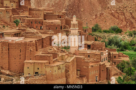 Typisch marokkanischen Stadt mit Moschee in der Nähe von Marrakesch typische in Green Valley (WADI) Marokko Stockfoto