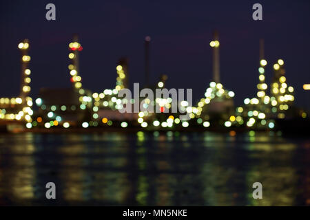 Abstract blur Hintergrund der Ölraffinerie Reflex auf dem Fluss in der Nacht. Stockfoto