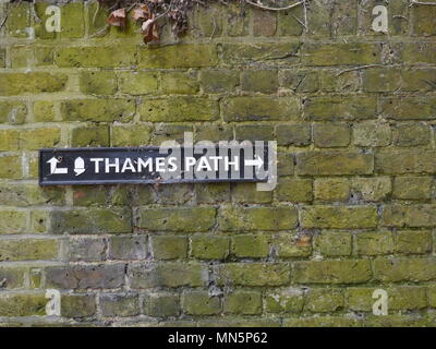 Thames Path Black Metal Zeichen auf eine Mauer in Twickenham, London Stockfoto