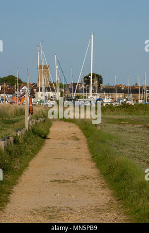 Eine Ansicht oder eine Landschaft von Yarmouth Dorf auf der Isle of Wight mit einem blauen Himmel. Walking Track oder die Spur auf der Isle of Wight in der Nähe von Yarmouth West Wight. Stockfoto