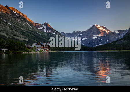 Swiftcurrent Lake und Reflexionen von Grinnel Point und Mount Henkel bei Sonnenaufgang im Glacier National Park, Montana, USA. Stockfoto