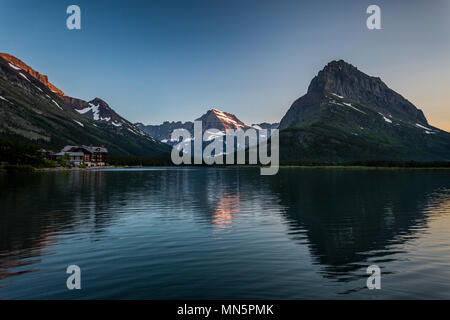 Swiftcurrent Lake und Reflexionen von Grinnel Point und Mount Henkel bei Sonnenaufgang im Glacier National Park, Montana, USA. Stockfoto