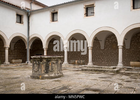 Innenhof der Kirche Sveti Kriz mit alten gut in Cres (Kroatien) Stockfoto