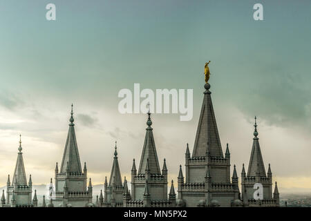 Engel Moroni und Türme der Salt-Lake-Tempel an einem bewölkten Frühlingsabend. Kirche Jesu Christi der Heiligen der Letzten Tage, der Temple Square in Salt Lake City. Stockfoto