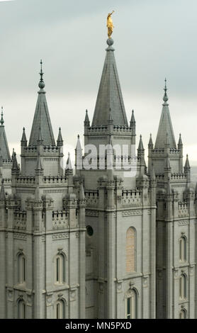 Engel Moroni und Türme der Salt-Lake-Tempel an einem bewölkten Abend. Kirche Jesu Christi der Heiligen der Letzten Tage, der Temple Square, Salt Lake City, Utah. Stockfoto