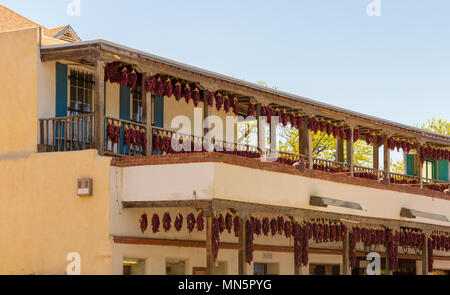 Die Altstadt von Albuquerque, New Mexico, USA. April 14th, 2018. Store Front mit Getrocknete rote Chili ristras in der Altstadt von Albuquerque, New Mexico. Stockfoto