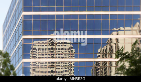 Bürogebäude Reflexionen, Downtown Albuquerque, New Mexico. Am frühen Abend im Frühling. Stockfoto