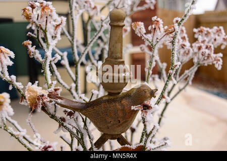 Verwittert und verrostete Garten ornament Frosted mit Eis Stockfoto