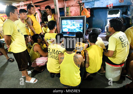 Insassen Fernsehen in Ihren überfüllten Zelle Block in der Manila City Gefängnis in Manila, Philippinen Stockfoto