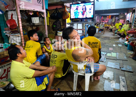 Insassen Fernsehen in Ihren überfüllten Zelle Block in der Manila City Gefängnis in Manila, Philippinen Stockfoto