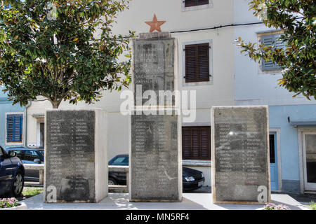 Vrsar, Istrien, Kroatien, April 2018 - Denkmal zu Ehren Mitglieder des Widerstands in der Stadt Vrsar, verloren ihre Leben während des Zweiten Weltkriegs Stockfoto