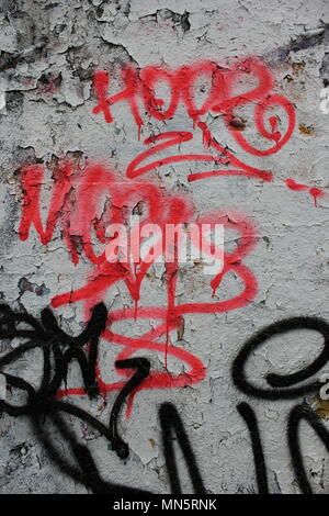 Erstaunlich und gelegentliche Graffiti an der Graffiti Bridge in Chicago, Illinois, gefunden. Stockfoto