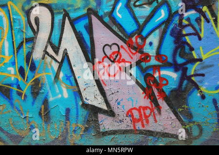 Erstaunlich und gelegentliche Graffiti an der Graffiti Bridge in Chicago, Illinois, gefunden. Stockfoto