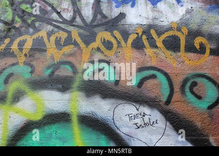 Erstaunlich und gelegentliche Graffiti an der Graffiti Bridge in Chicago, Illinois, gefunden. Stockfoto