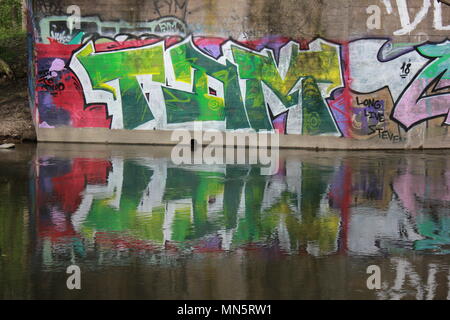 Erstaunlich und gelegentliche Graffiti an der Graffiti Bridge in Chicago, Illinois, gefunden. Stockfoto