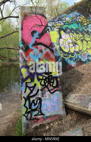 Erstaunlich und gelegentliche Graffiti an der Graffiti Bridge in Chicago, Illinois, gefunden. Stockfoto