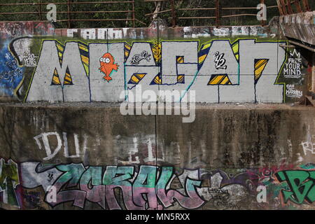 Erstaunlich und gelegentliche Graffiti an der Graffiti Bridge in Chicago, Illinois, gefunden. Stockfoto