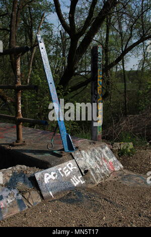 Erstaunlich und gelegentliche Graffiti an der Graffiti Bridge in Chicago, Illinois, gefunden. Stockfoto