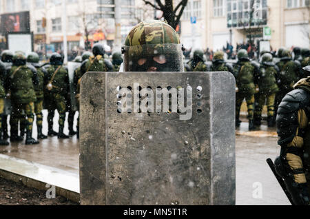 Minsk, Weißrussland - März 25, 2017 - spezielle Polizeieinheit mit Schutzvorrichtungen gegen Demonstranten. Belarussische Menschen beteiligen sich an den Protesten gegen das Dekret Stockfoto