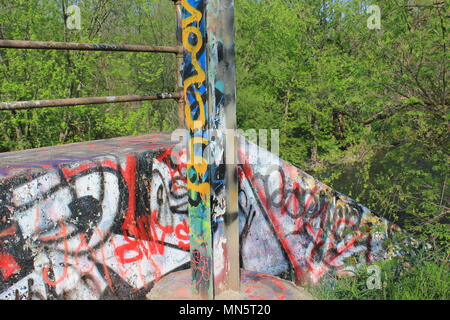 Erstaunlich und gelegentliche Graffiti an der Graffiti Bridge in Chicago, Illinois, gefunden. Stockfoto