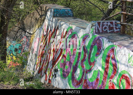 Erstaunlich und gelegentliche Graffiti an der Graffiti Bridge in Chicago, Illinois, gefunden. Stockfoto