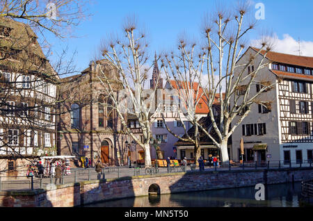 Ort Benjamin-Zix, einer kleinen öffentlichen Platz im Viertel Petite France Straßburg, Elsass, über den Fluss angesehen Kranke Stockfoto