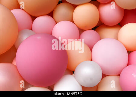 In der Nähe der bunten kugelförmigen Ballons Stockfoto