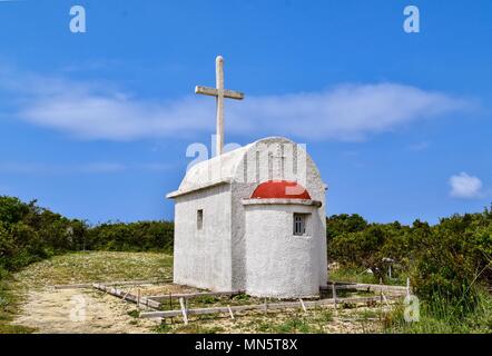 Kleine weiße Kirche in Arillas auf Korfu. Stockfoto