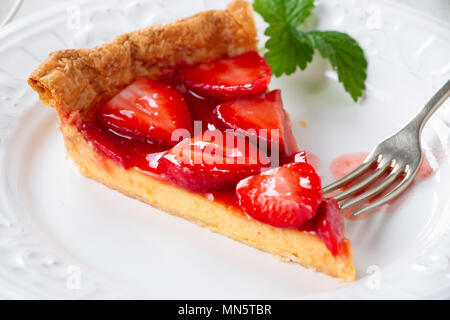 Teil hausgemachten Kuchen Erdbeerkuchen auf einem weißen Teller Nahaufnahme Stockfoto