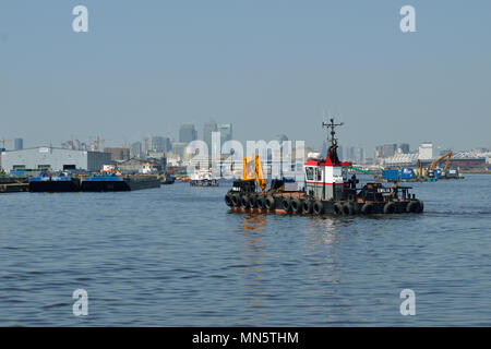 Boote und Schiffe in der King George V Dock in Londons Royal Docks Arbeiten auf dem Flughafen London City Development Program (Cadp) Baustelle Stockfoto