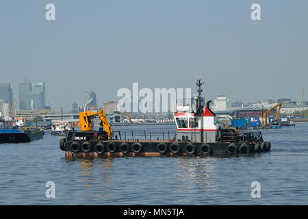 Boote und Schiffe in der King George V Dock in Londons Royal Docks Arbeiten auf dem Flughafen London City Development Program (Cadp) Baustelle Stockfoto