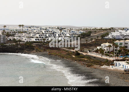 Las Coloradas Strand mit Komplex von Gebäuden in Playa Blanca, Lanzarote, Kanarische Inseln Stockfoto