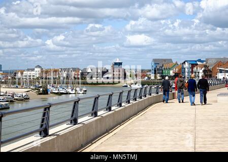 Der Fluss Arun und Hafen von Littlehampton, an einem sonnigen Frühlingstag, West Sussex England Großbritannien Stockfoto