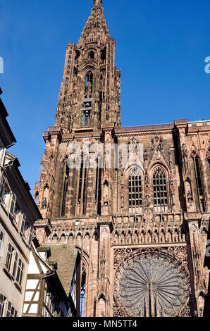 Die Westfassade des hohen oder späten gotischen Turm der Kathedrale von Notre Dame de Strasbourg, von der rue Merciere Stockfoto